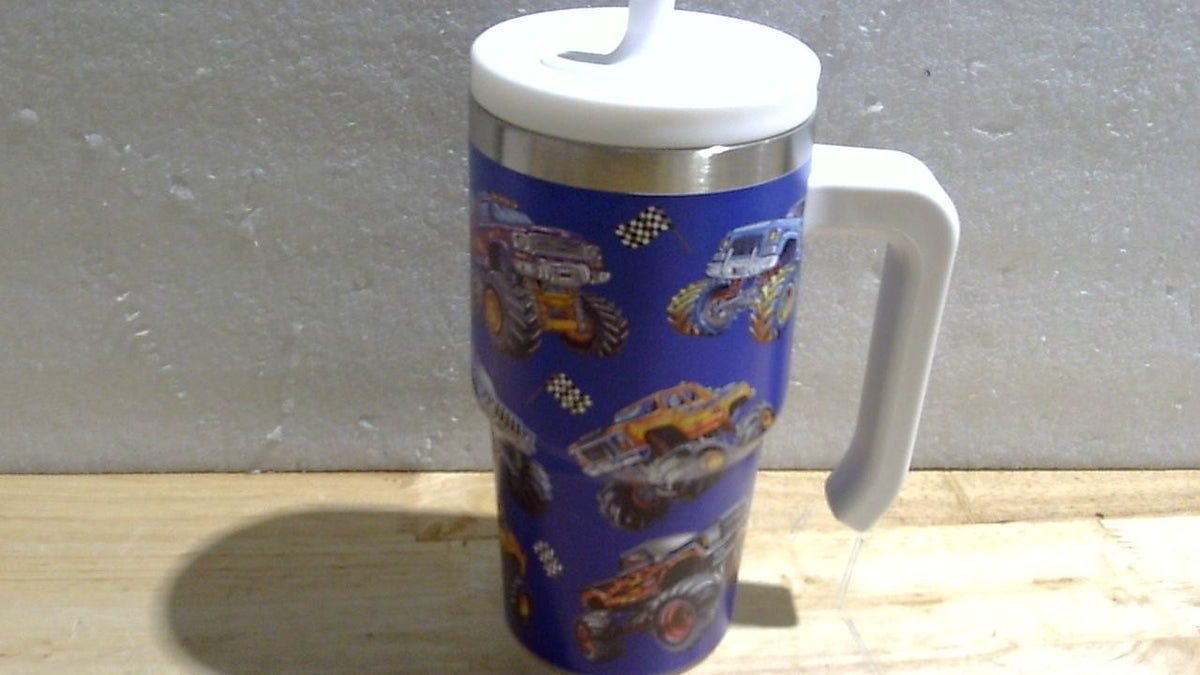 Vaso azul con asa, tapa y pajilla con diseño de camiones Monster Truck