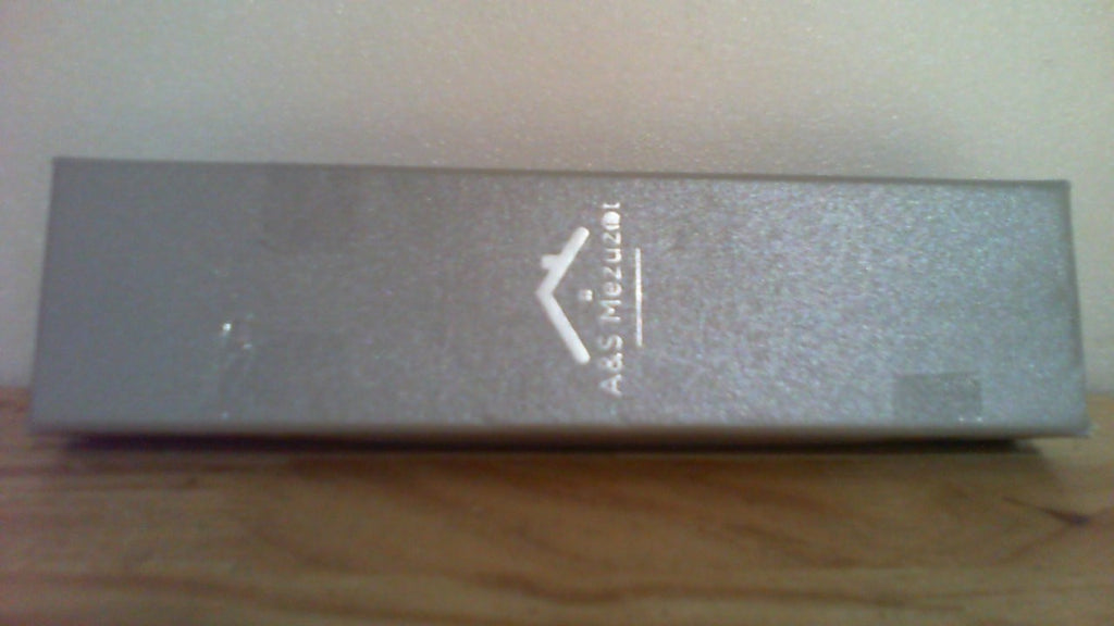 Mezuza Moderna A&S de Concreto con Rollo | Estuche Mezuza Facil de Pegar | Marfil con Shin Dorado | 5 Pulgadas