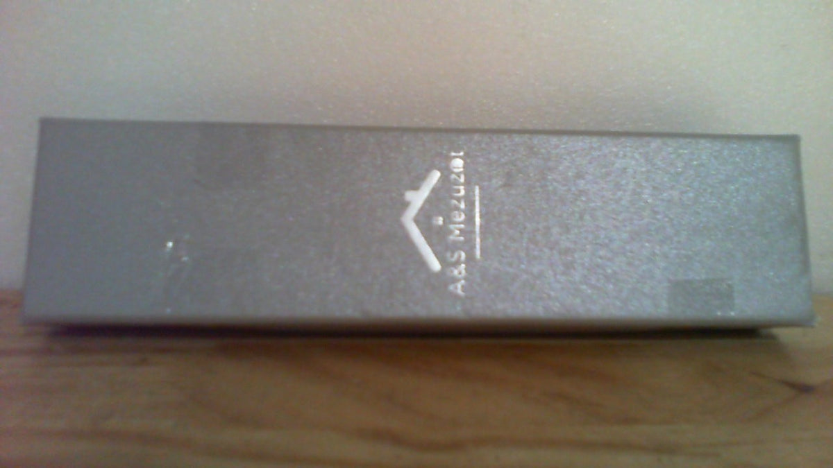 Mezuza Moderna A&S de Concreto con Rollo | Estuche Mezuza Facil de Pegar | Marfil con Shin Dorado | 5 Pulgadas