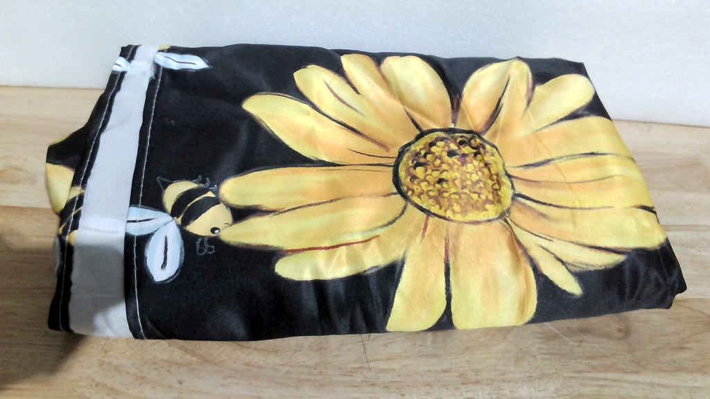 mantel o camino de mesa con diseño de girasoles y abejas sobre fondo negro ( ARICULO VIENE COMO SE OBSERVA EN LA SEGUNDA IMAGEN )