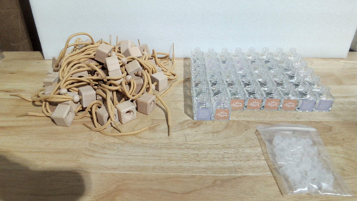 kit de botellas difusoras de vidrio vacías para ambientador de automóvil colgante (generalmente de capacidad entre 8 ml y 10 ml) ( VIENEN 50 UNIDADES CON SUS TAPAS Y CORDONES  ASI COMO SE MUESTRA EN LA SEGUNDA IMAGEN )