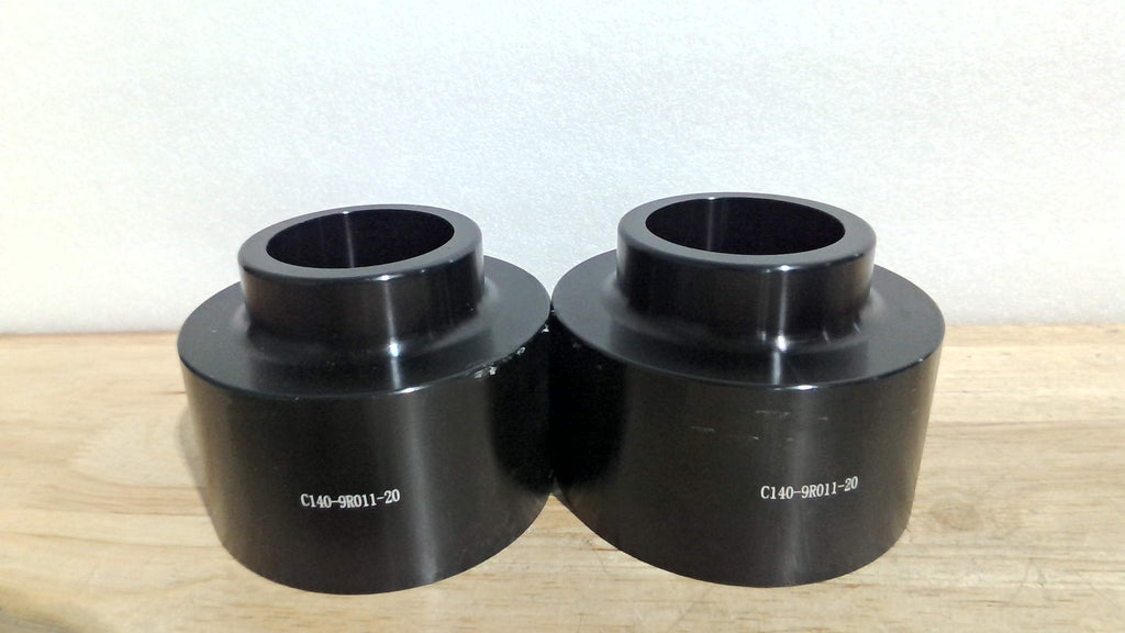 kit de espaciadores de nivelación trasera de 2 pulgadas (Rear Leveling Lift Kit Spacers). El código impreso en los componentes (C140-9R011-20)REPUESTO VIENE SEGUN LA SEGUNDA IMAGEN TIENE UNOS PEQUENOS RASPONES