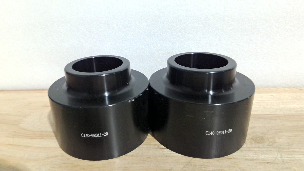 kit de espaciadores de nivelación trasera de 2 pulgadas (Rear Leveling Lift Kit Spacers). El código impreso en los componentes (C140-9R011-20)REPUESTO VIENE SEGUN LA SEGUNDA IMAGEN TIENE UNOS PEQUENOS RASPONES