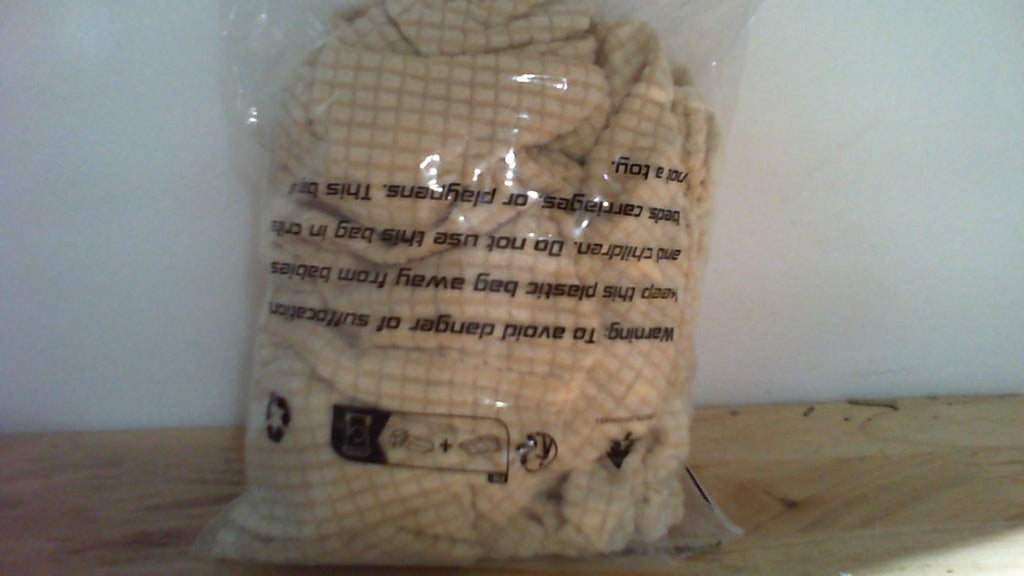 Funda elastica de terciopelo para sofa beige.