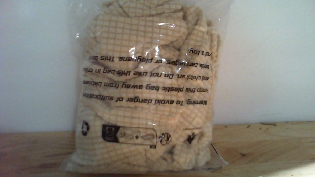 Funda elastica de terciopelo para sofa beige.