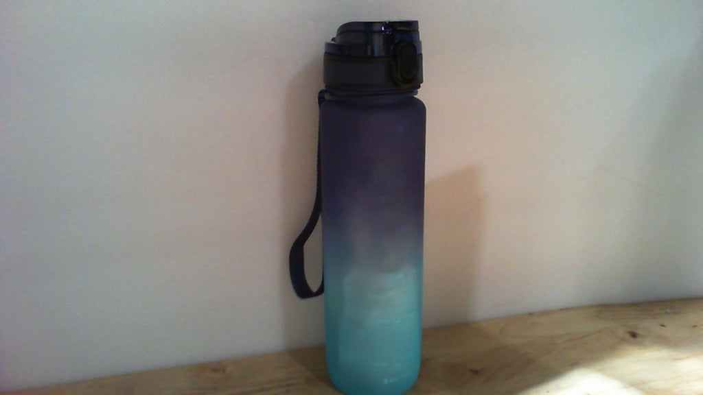Sahara Sailor Botella de Agua 32 oz | Resistente y Antifugas con Marcador de Tiempo | Tritan Sin BPA, Boca Ancha con Cepillo de Limpieza
