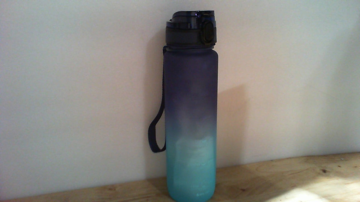 Sahara Sailor Botella de Agua 32 oz | Resistente y Antifugas con Marcador de Tiempo | Tritan Sin BPA, Boca Ancha con Cepillo de Limpieza
