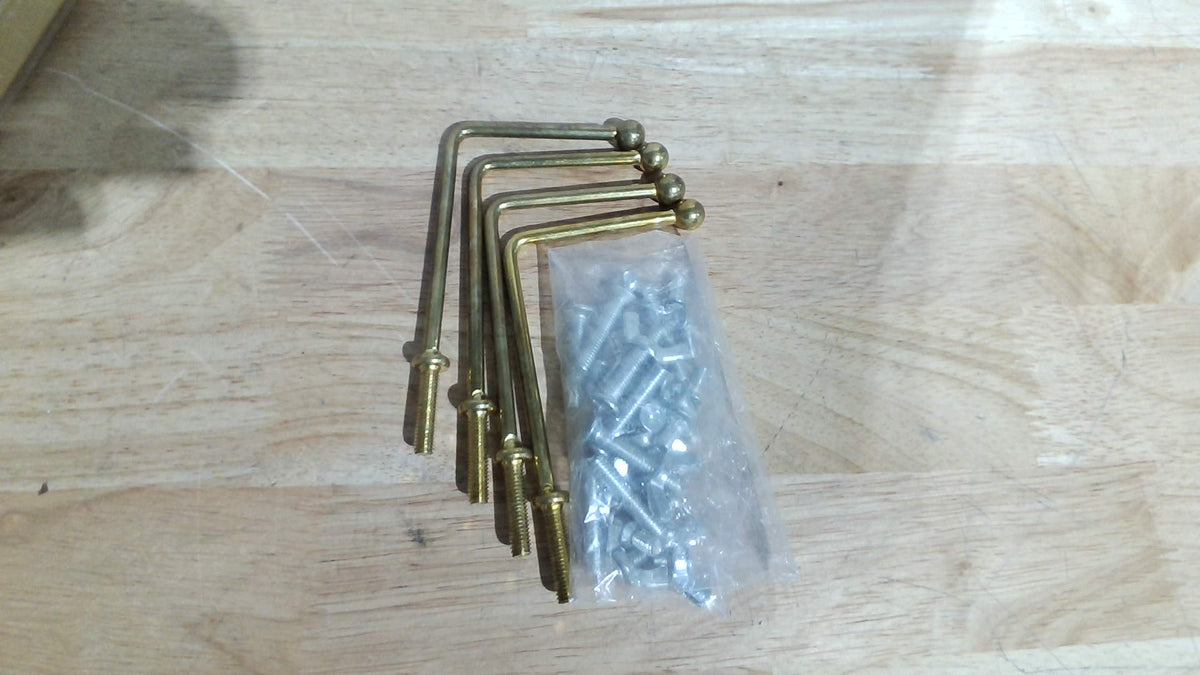 trípode metálico dorado ) ARTICULO VIENE CON 24 PIEZAS Y 4 ACCESORIOS Y UNA BOLSA DE TORNILLOS
