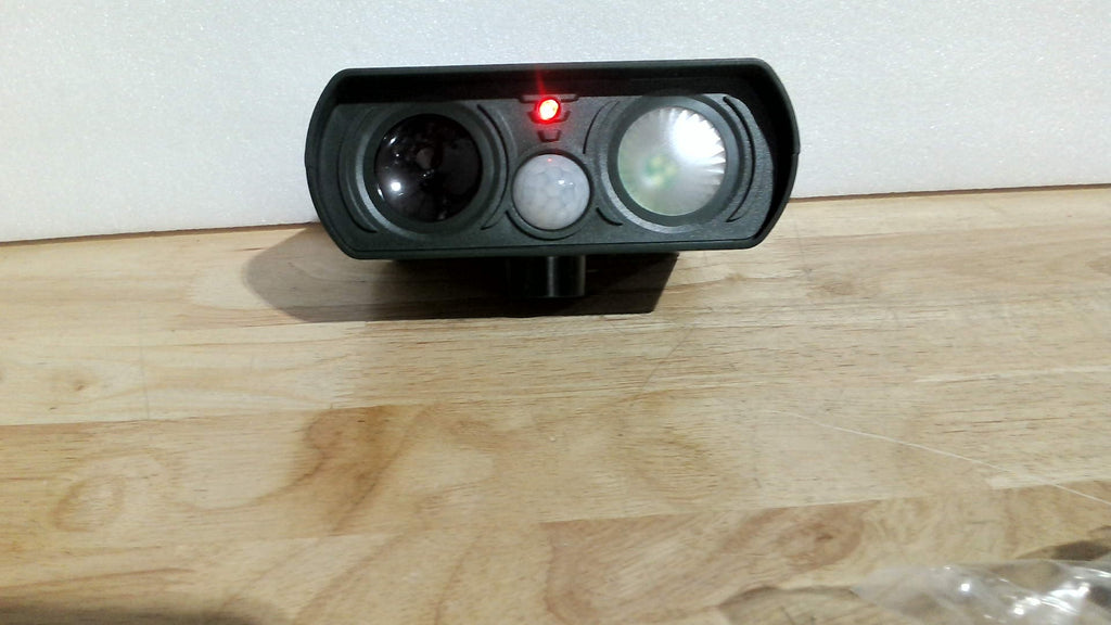 repelente ultrasónico de animales con energía solar, un dispositivo para exteriores diseñado para clavar en el jardín. Funciona mediante un sensor de movimiento PIR ( ARTICULO VIENE COMO SE MUESTRA EN LA SEGUNDA IMAGEN )