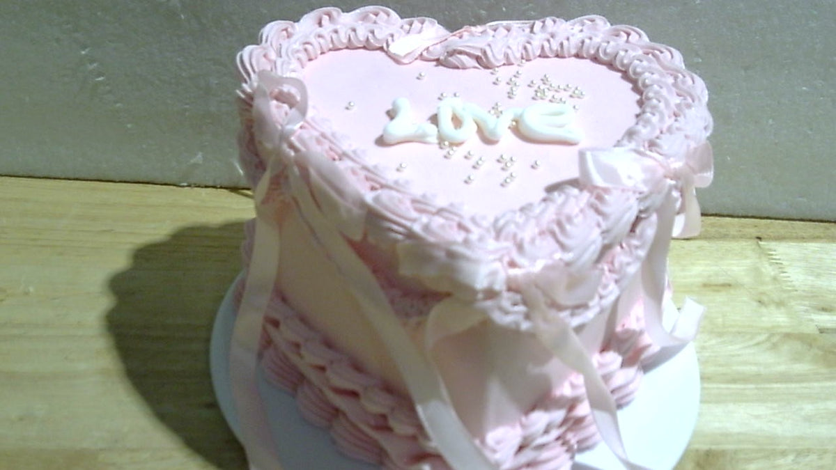 YEXEXINM Pastel Falso 18 cm con Lazo Rosa | Torta Artificial Corazón con Perlas para Decoración y Fotografía | Utilería de Vitrina