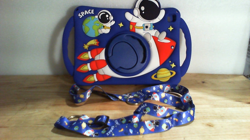 Boaretiu Funda Infantil para iPad 6a/5a Generacion, Pro 9.7, Air 2 y Air 1 | Diseno Astronauta 3D de Silicona con Correa y Soporte Giratorio