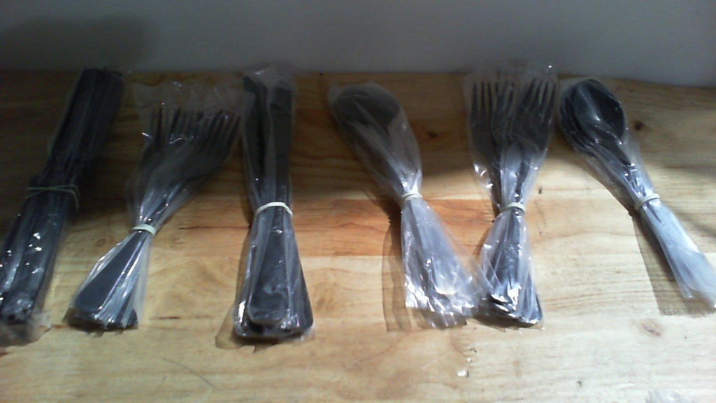 Set de 24 cubiertos variados en acero inoxidable negro.