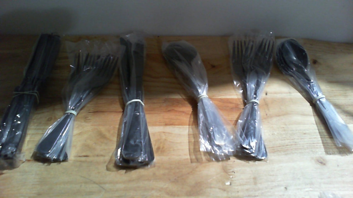Set de 24 cubiertos variados en acero inoxidable negro.
