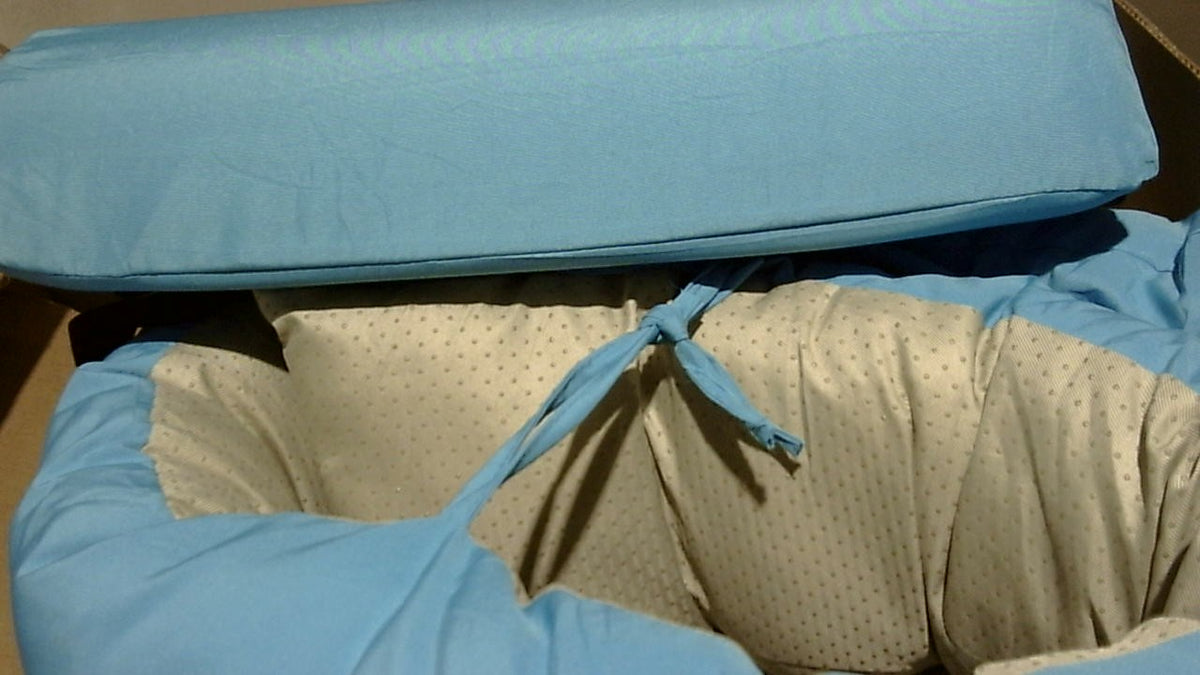 Colchón de suelo o colchoneta acolchada plegable con cabesal/almohada integrada