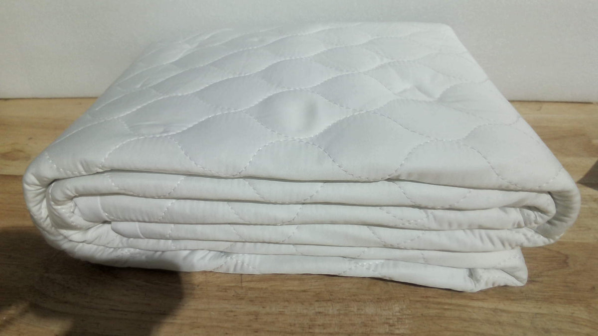 un protector de colchón impermeable y reutilizable fabricado con tela de bambú orgánica, diseñado especialmente para la incontinencia y la protección contra derrames o accidentes nocturnos.ARTICULO VIENE COMO SE OBSERVA EN LA SEGUNDA Y TERCERA IMAGEN
