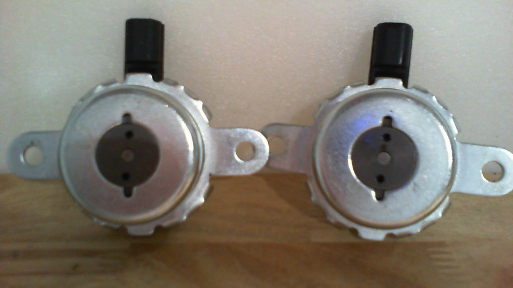 USADOS par de solenoides de válvula de control de aceite VVT (Variable Valve Timing / Sincronización Variable de Válvulas)