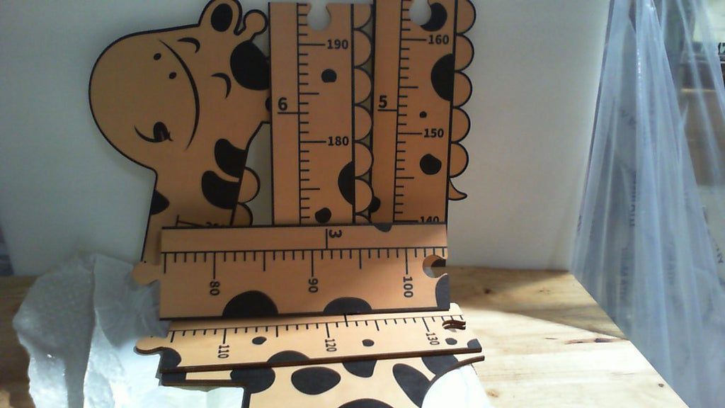 medidor de estatura (o tabla de crecimiento) de pared para niños con forma de jirafa, hecho de madera