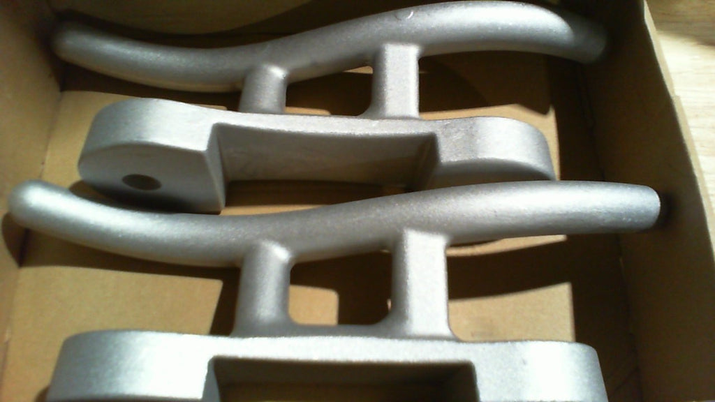 cornamusas de muelle en forma de "S" para amarrar embarcaciones a muelles.