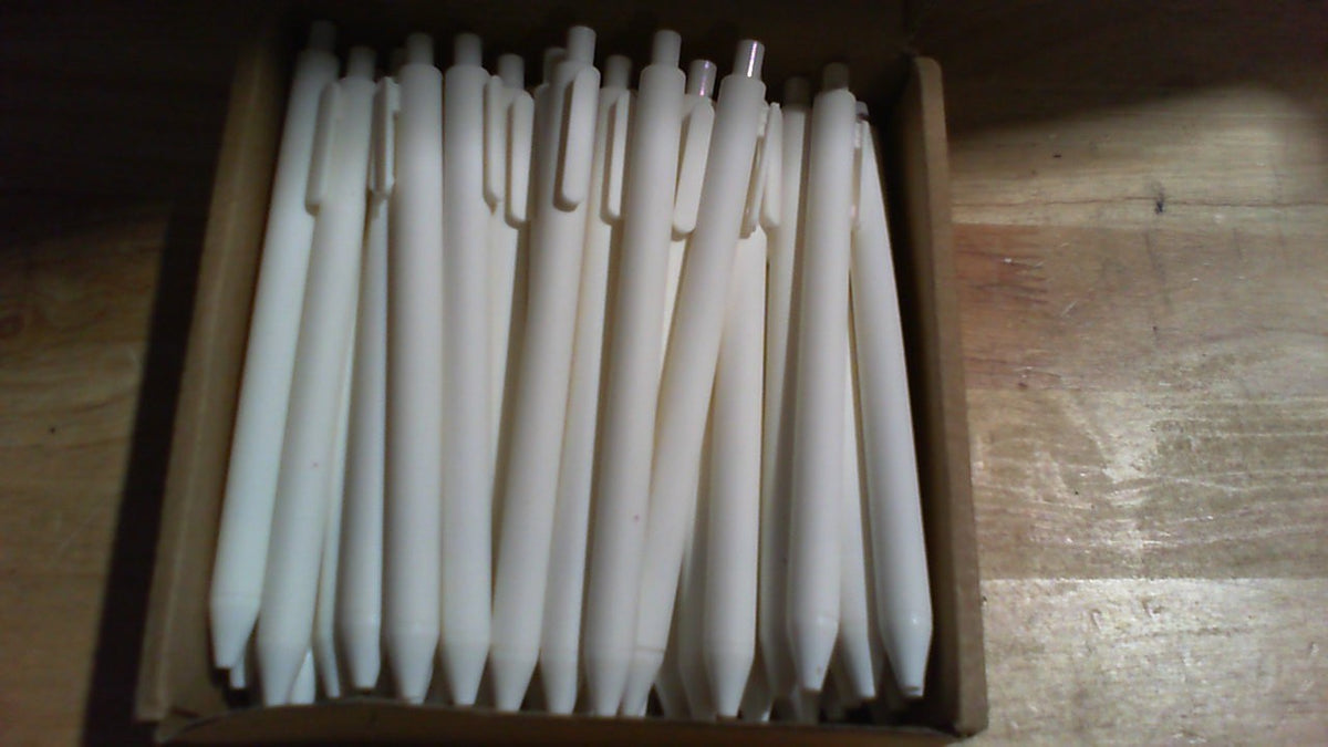 50 lapiceros blancos de tinta negra