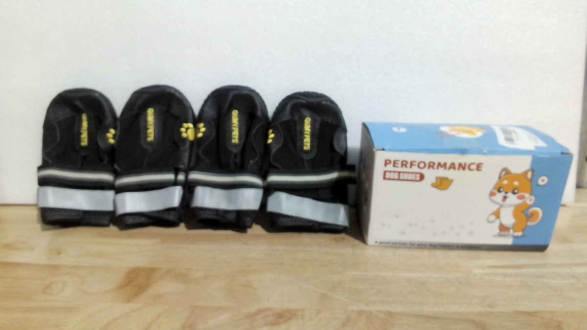 juego de 4 botas impermeables y reflectantes para perro de la marca QUMY Pets ( ARTICULO VIENE COMO SE MUESTRA EN LA SEGUNDA IMAGEN)