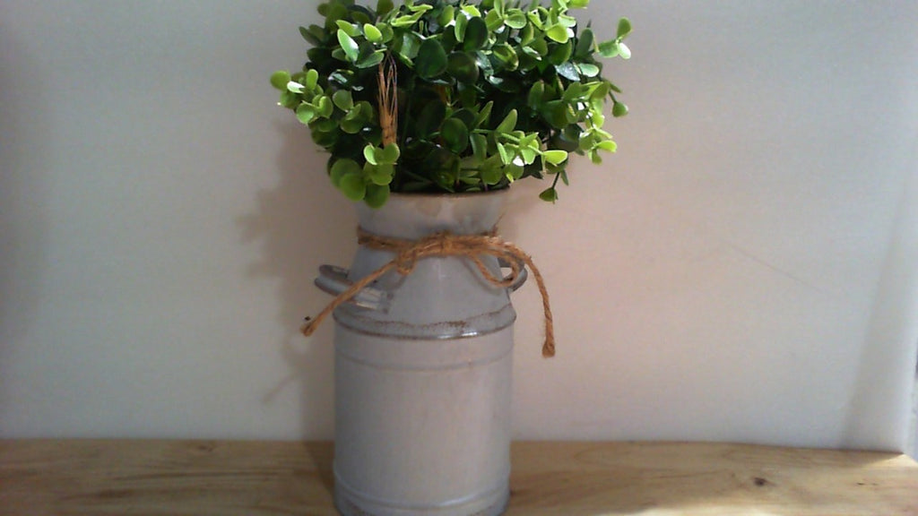 florero decorativo metálico con forma de lechera antigua rústica