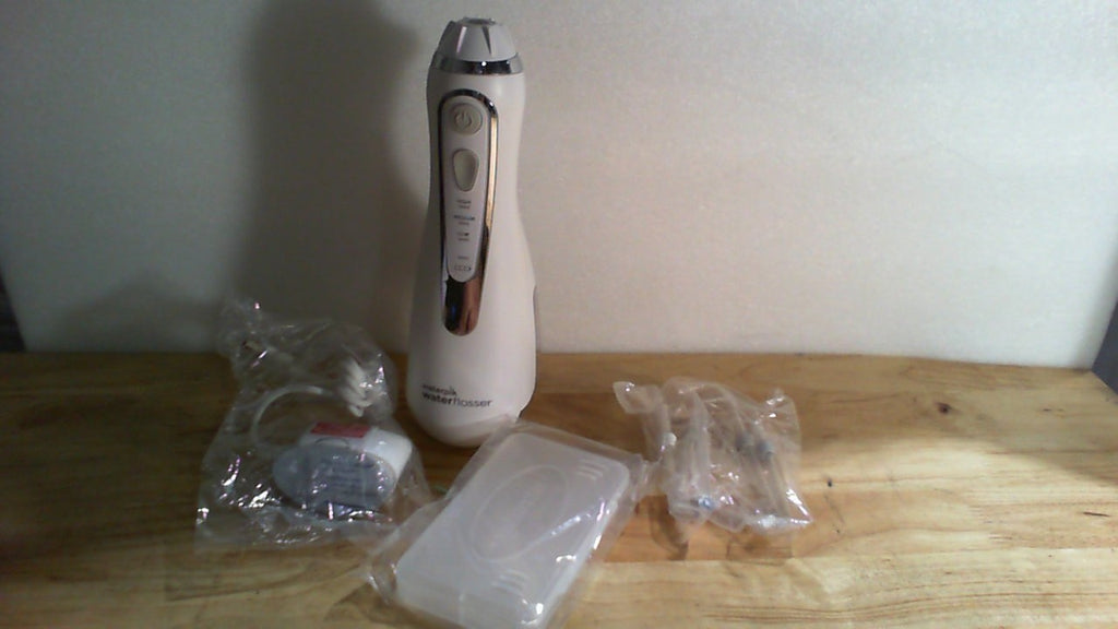 INCOMPLETO (bolsos de tela faltantes) irrigador dental inalámbrico y portátil de la marca Waterpik