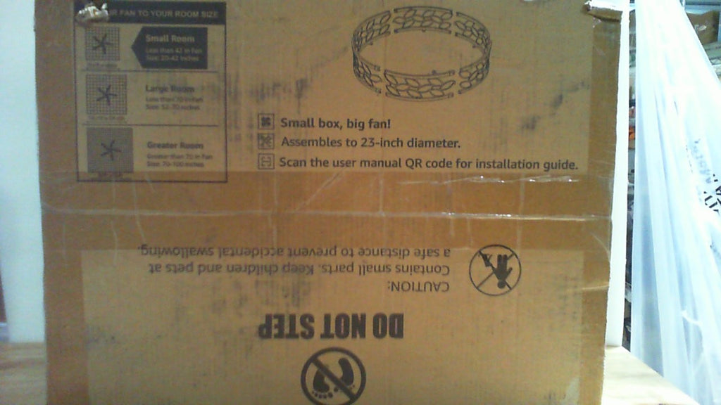 ventilador de techo con diseño de hojas talladas