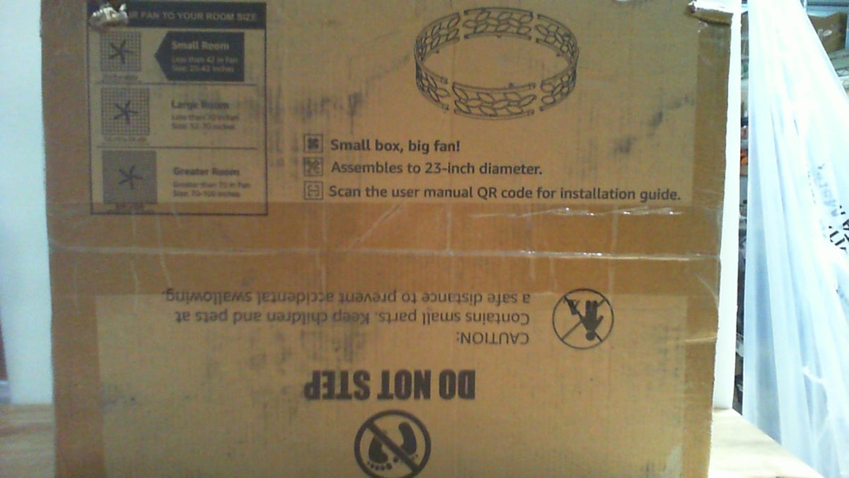ventilador de techo con diseño de hojas talladas