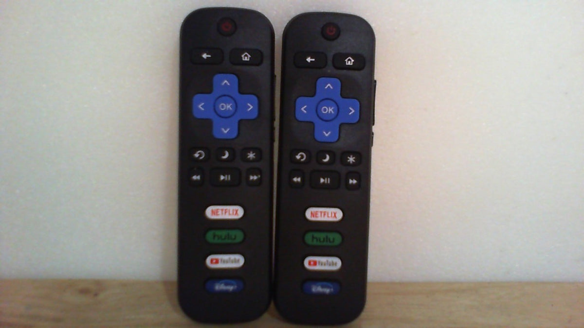 dos controles remotos de repuesto idénticos compatibles con televisores inteligentes que integran el sistema Roku TV