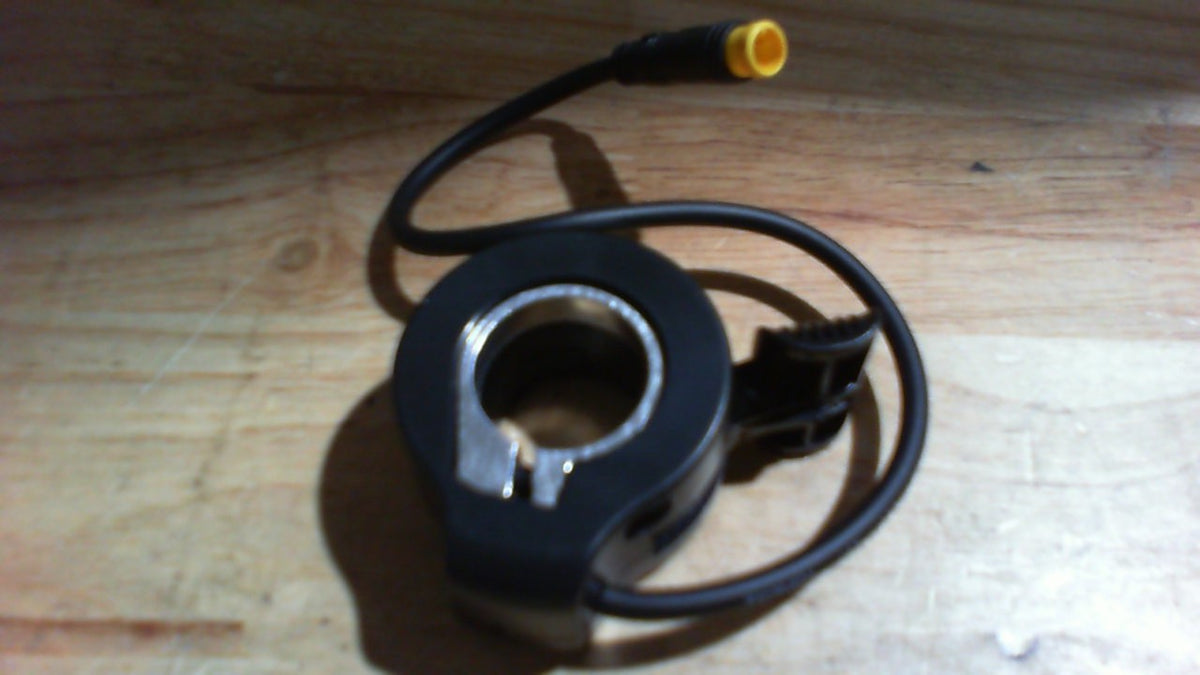 acelerador de pulgar (tipo gatillo) universal modelo 130X para bicicleta eléctrica o scooter eléctrico, equipado con un conector impermeable de tres pines.