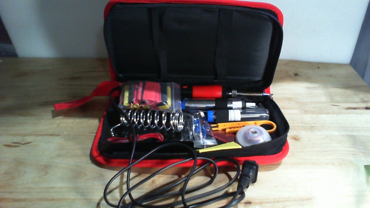 kit PLUSIVO completo de soldadura de estaño para electrónica, empacado en su estuche portátil con zipper de color rojo y negro.