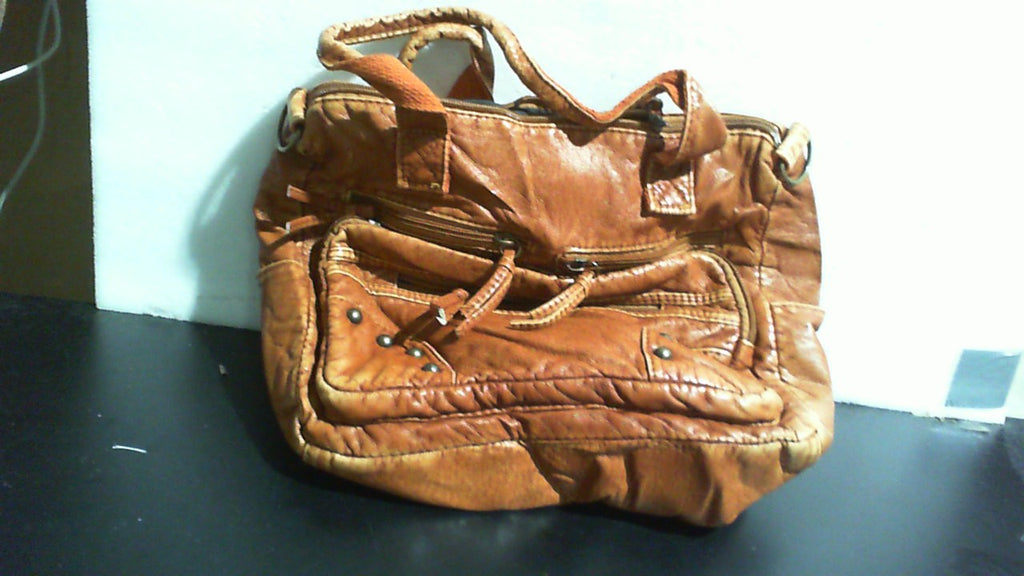 Bolso café con desgaste visible, doble asa y bolsillos con cremallera