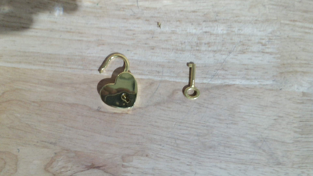 cofre o buzón de metal dorado con incrustaciones de cristales facetados ( ARTICULO VIENE COMO SE MUESTRA DESPUES LA SEGUNDA IMAGEN ) ACCESORIOS CANDADO Y LLAVE CORRESPONDIENTE AL MISMO )