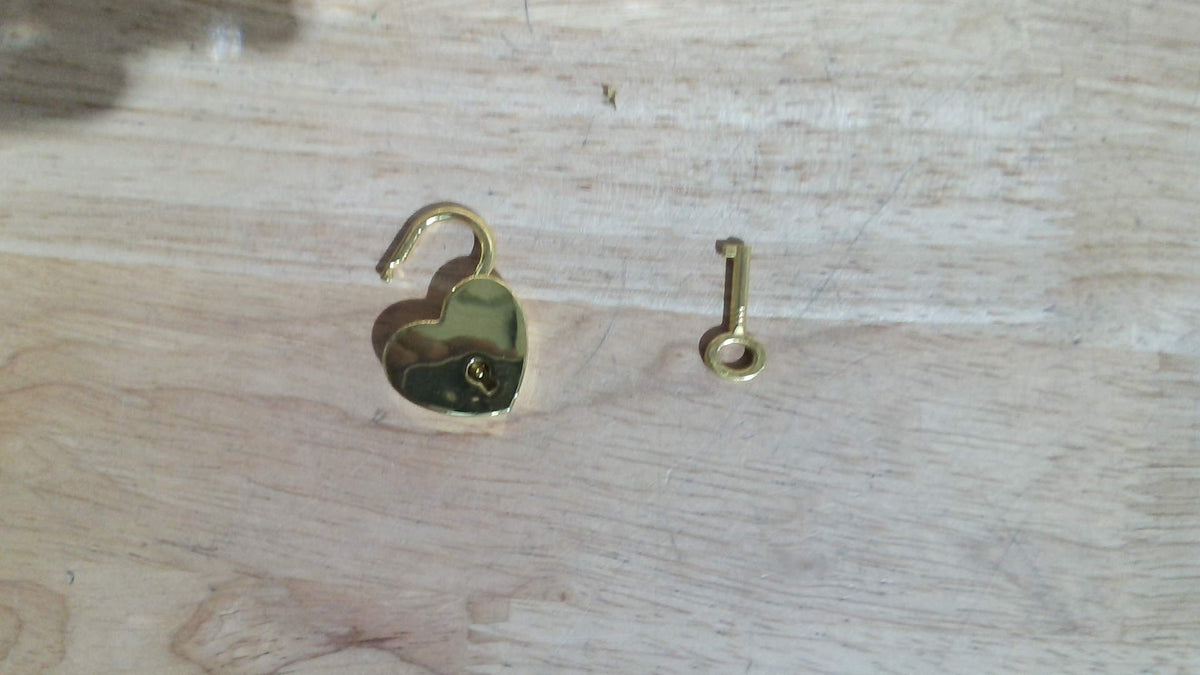 cofre o buzón de metal dorado con incrustaciones de cristales facetados ( ARTICULO VIENE COMO SE MUESTRA DESPUES LA SEGUNDA IMAGEN ) ACCESORIOS CANDADO Y LLAVE CORRESPONDIENTE AL MISMO )
