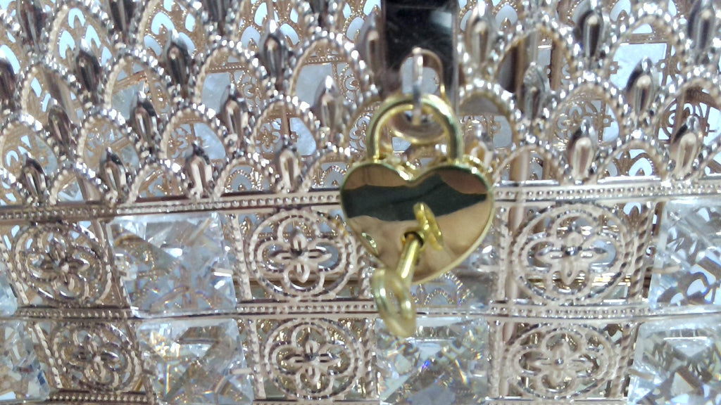 cofre o buzón de metal dorado con incrustaciones de cristales facetados ( ARTICULO VIENE COMO SE MUESTRA DESPUES LA SEGUNDA IMAGEN ) ACCESORIOS CANDADO Y LLAVE CORRESPONDIENTE AL MISMO )