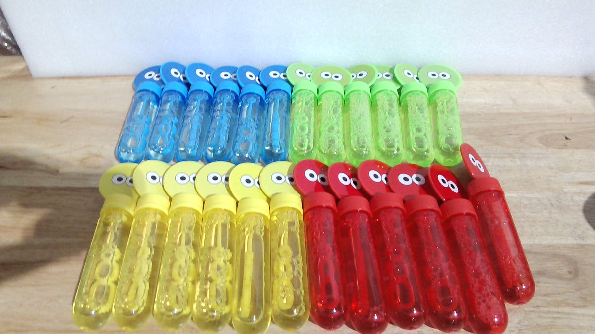 mini tubos burbujeros con diseño animado de monstruitos u ojos saltones articulo viene con 24 piezas asi como se muestra en la segunda imagen