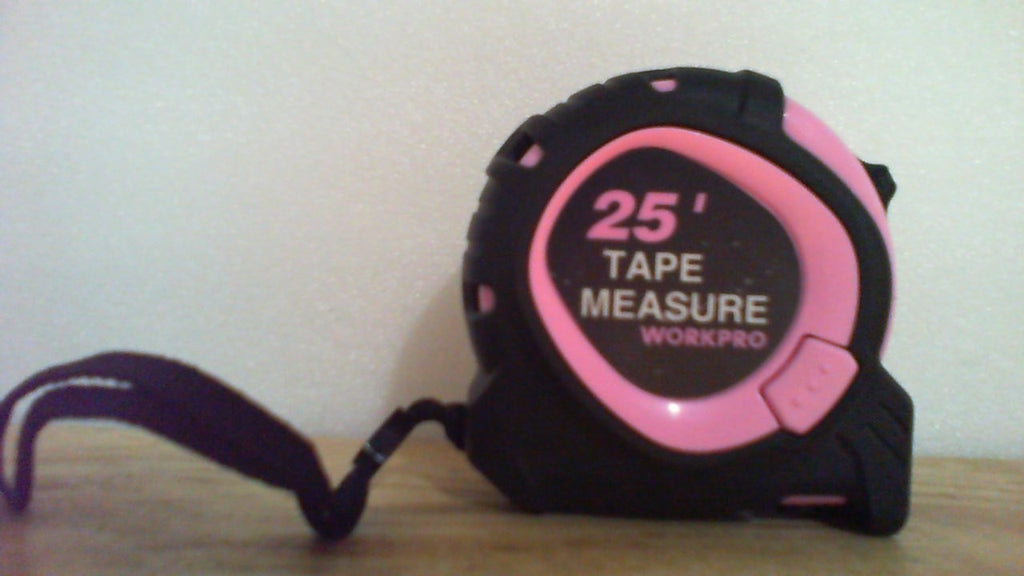 cinta métrica retráctil de 25 pies de la marca WORKPRO, diseñada en una edición especial de rosa con negro.