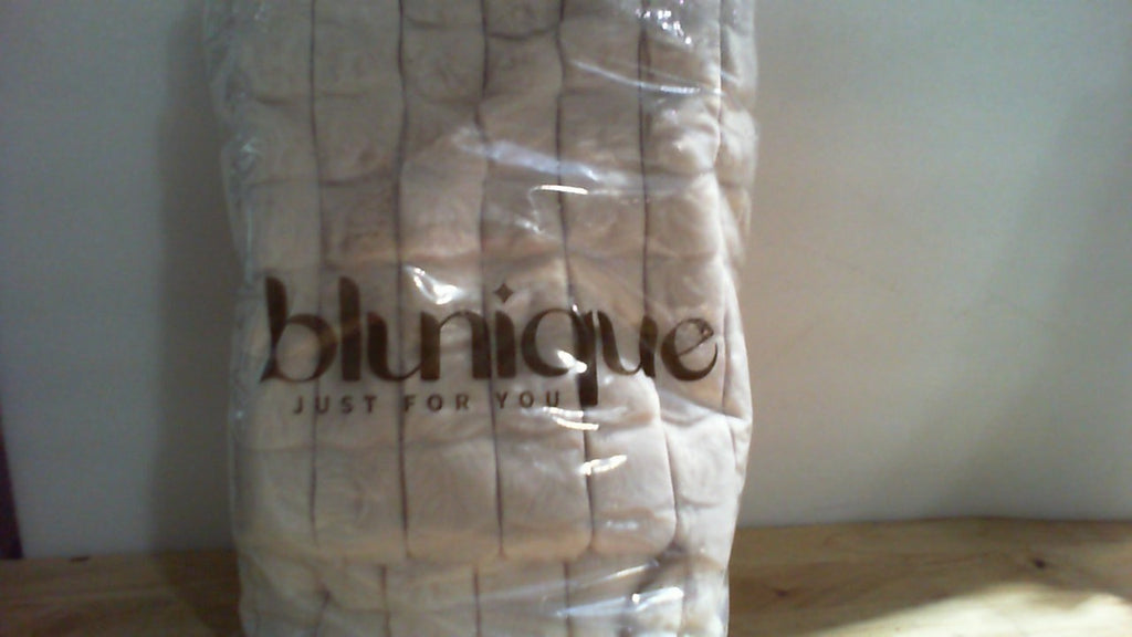 Cobertor afelpado beige para cojines marca BLUNIQUE.