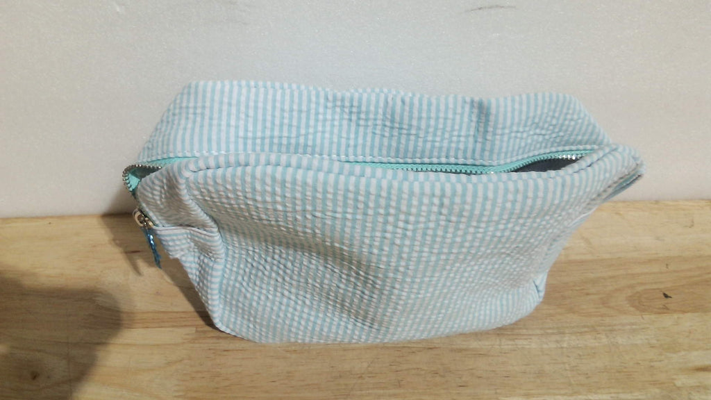 cosmetiquera o neceser de viaje hecho de tela tipo sirsaca (seersucker),ARTICULO VIENE COMO SE MUESTRA EN LA IMAGEN 2