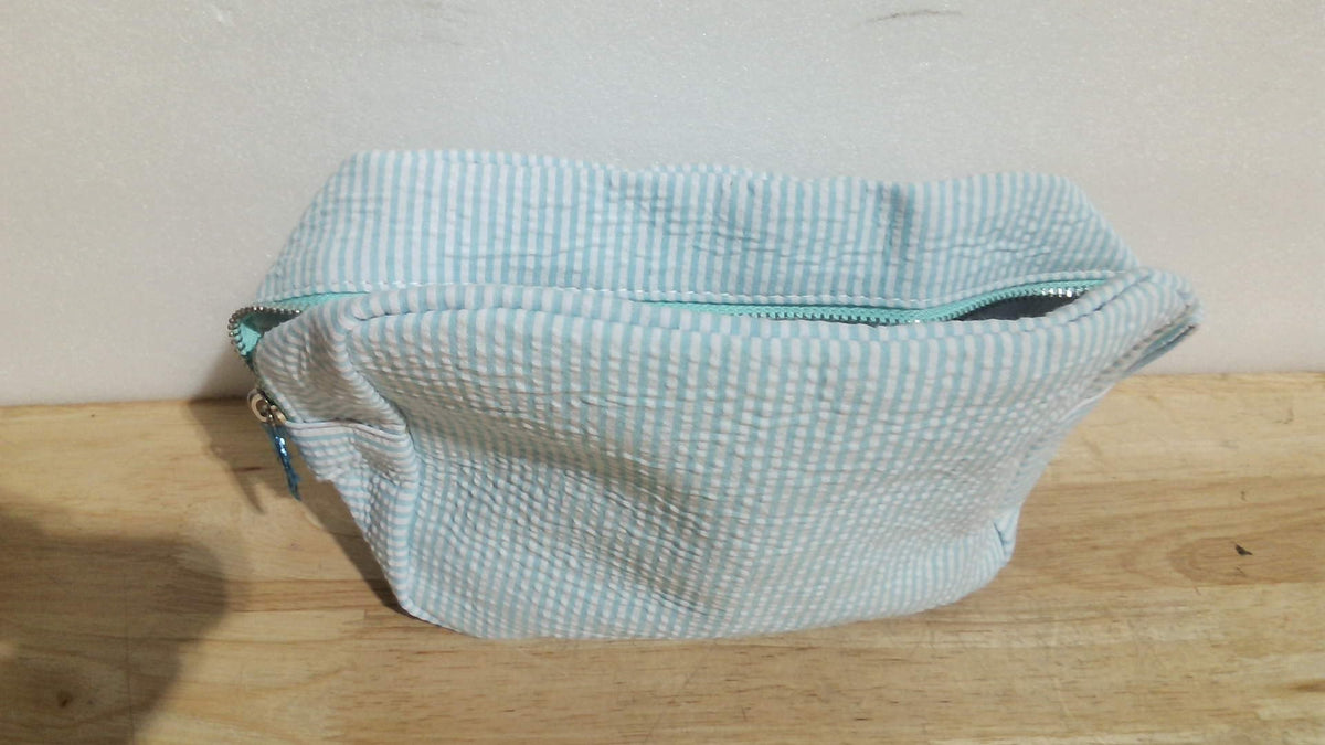 cosmetiquera o neceser de viaje hecho de tela tipo sirsaca (seersucker),ARTICULO VIENE COMO SE MUESTRA EN LA IMAGEN 2