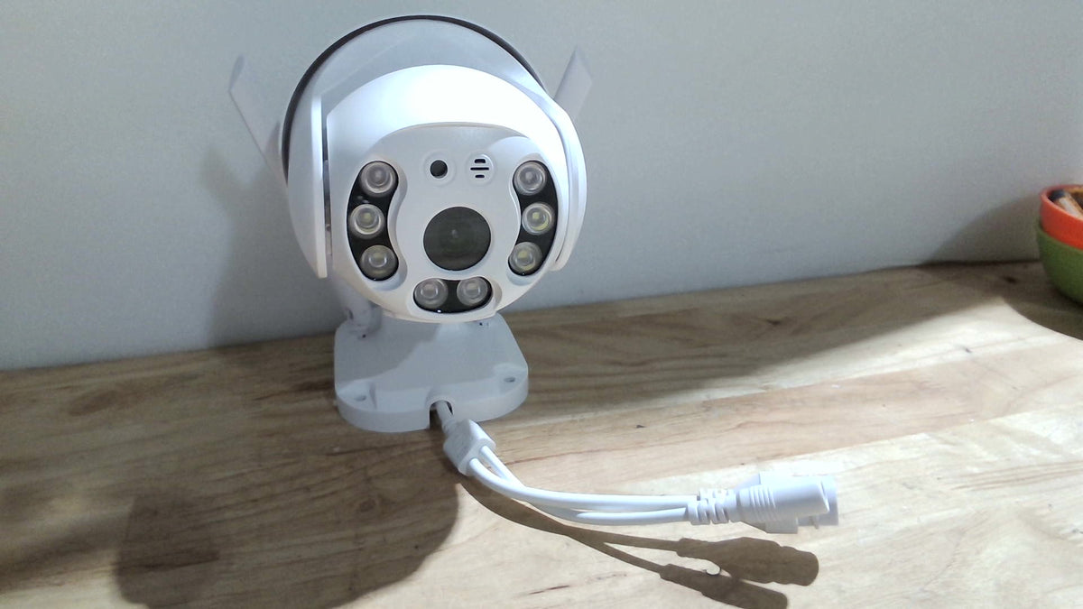 Cámara Wi-Fi Smart de vigilancia para exteriores tipo PTZ ( ARTICULO VIENE COMO SE MUESTRA EN LA IMAGEN 2 ( NO TRAE ACCESORIOS )