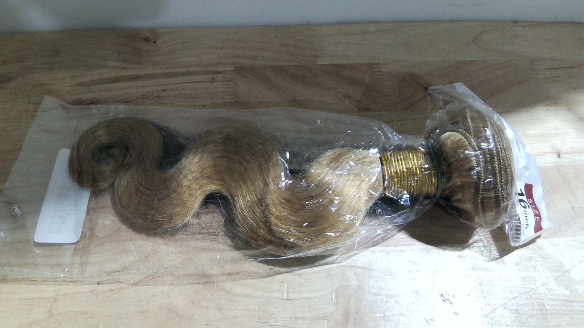 rollo de extensión de cabello (comúnmente llamado hair bundle o cortina de pelo) en un tono rubio miel / rubio dorado. ARTICULO VIENE COMO SE MUESTRA EN LA IMAGEN 2-3 SOLO VIENE UNA PIEZA