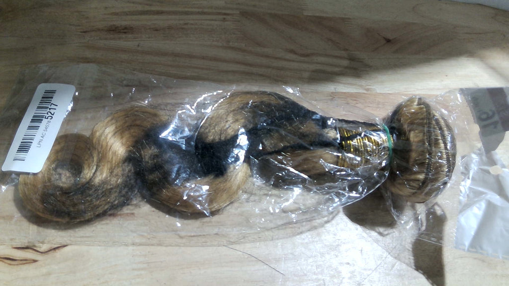 rollo de extensión de cabello (comúnmente llamado hair bundle o cortina de pelo) en un tono rubio miel / rubio dorado. ARTICULO VIENE COMO SE MUESTRA EN LA IMAGEN 2-3 SOLO VIENE UNA PIEZA