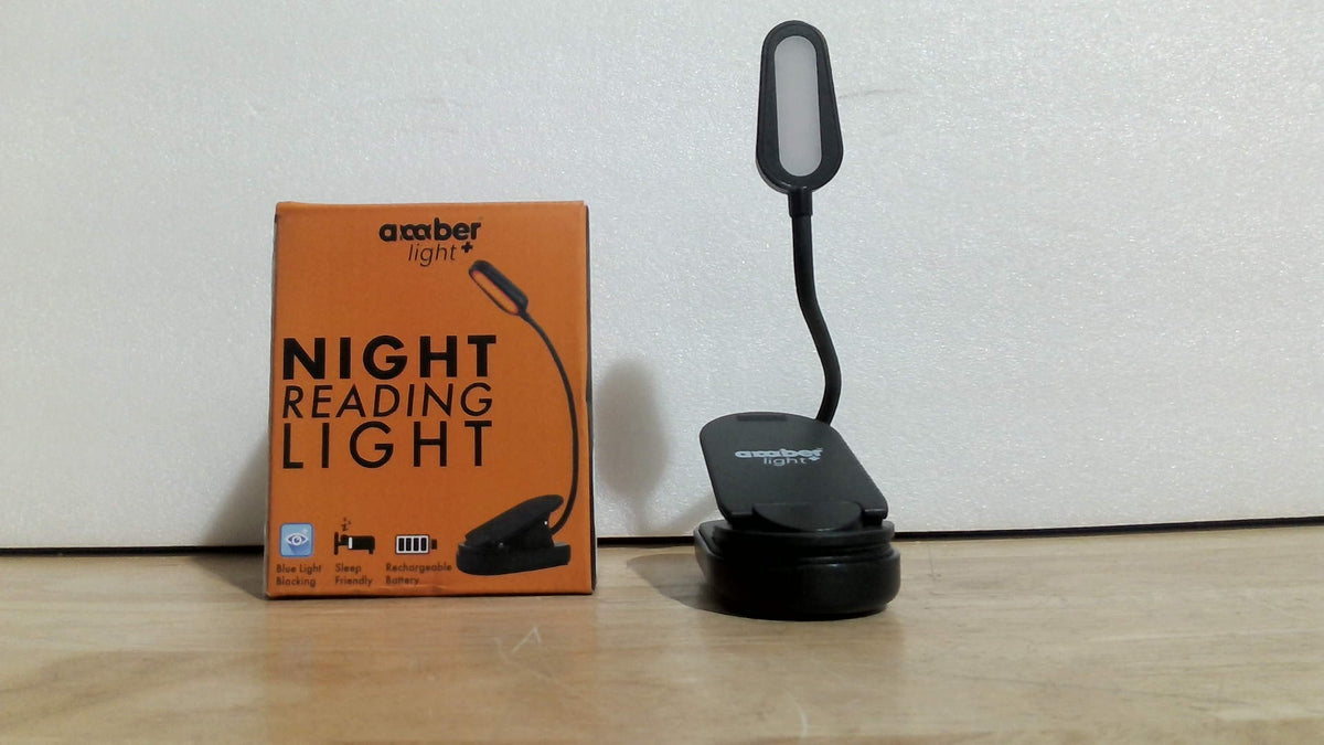 Lámpara de lectura nocturna Amber Light+ con diseño compacto y portátil. Emite una luz ámbar cálida que reduce la fatiga visual durante la lectura en horas de la noche, ideal para proteger tu sueño sin afectar la melatonina.