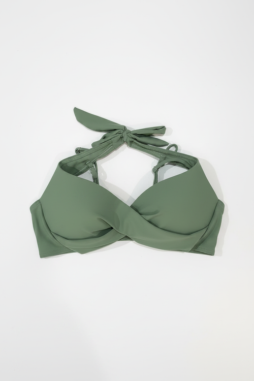 Bikini top verde sage fondo blanco