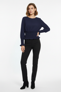 Blusa azul oscuro con modelo