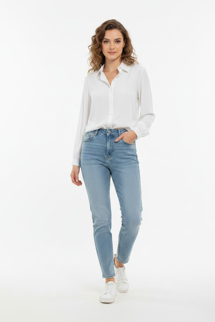 Blusa blanca Allegra K con modelo