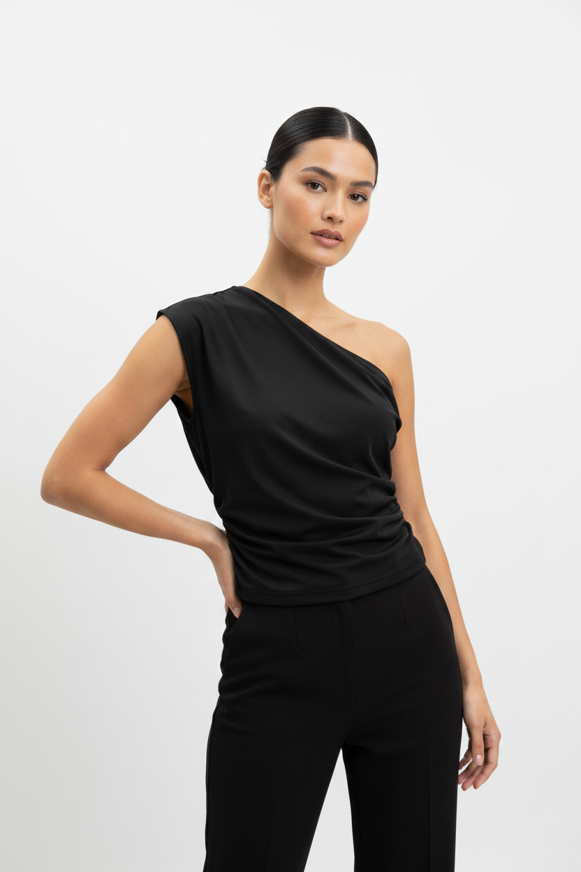 Blusa negra asimétrica sin mangas con modelo