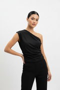 Blusa negra asimétrica sin mangas con modelo