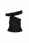 Blusa negra asimétrica sin mangas flat lay